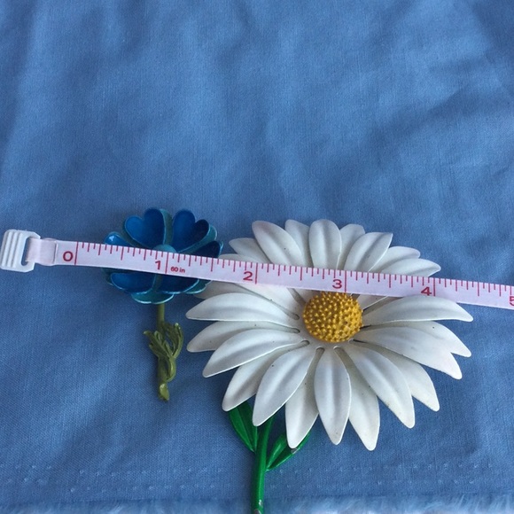 Two vintage flower pins/brooches from the 60/70’s. Double. Blue and daisy. - Picture 6 of 6